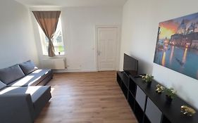 Modernes Apartment Mit 2 Schlafzimmern Und Privatparkplatz Nahe Innenstadt