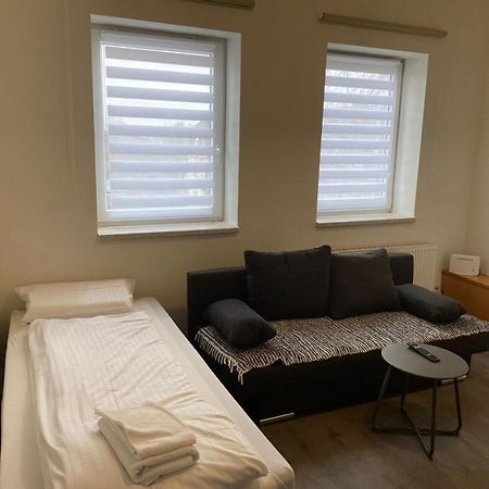 Modernes Apartment Mit 2 Schlafzimmern Und Privatparkplatz Nahe Innenstadt Neumünster Eksteriør billede