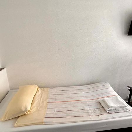 Modernes Apartment Mit 2 Schlafzimmern Und Privatparkplatz Nahe Innenstadt Neumünster Eksteriør billede