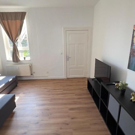 Modernes Apartment Mit 2 Schlafzimmern Und Privatparkplatz Nahe Innenstadt Neumünster Eksteriør billede
