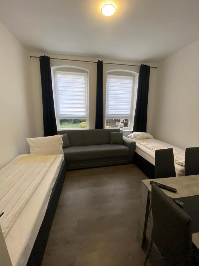 Modernes Apartment Mit 2 Schlafzimmern Und Privatparkplatz Nahe Innenstadt Neumünster Eksteriør billede