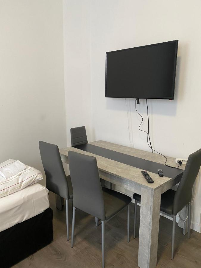 Modernes Apartment Mit 2 Schlafzimmern Und Privatparkplatz Nahe Innenstadt Neumünster Eksteriør billede