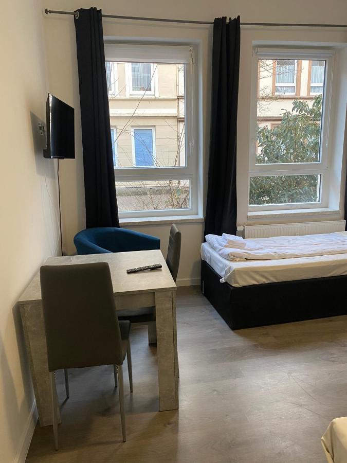 Modernes Apartment Mit 2 Schlafzimmern Und Privatparkplatz Nahe Innenstadt Neumünster Eksteriør billede