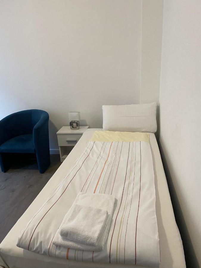 Modernes Apartment Mit 2 Schlafzimmern Und Privatparkplatz Nahe Innenstadt Neumünster Eksteriør billede