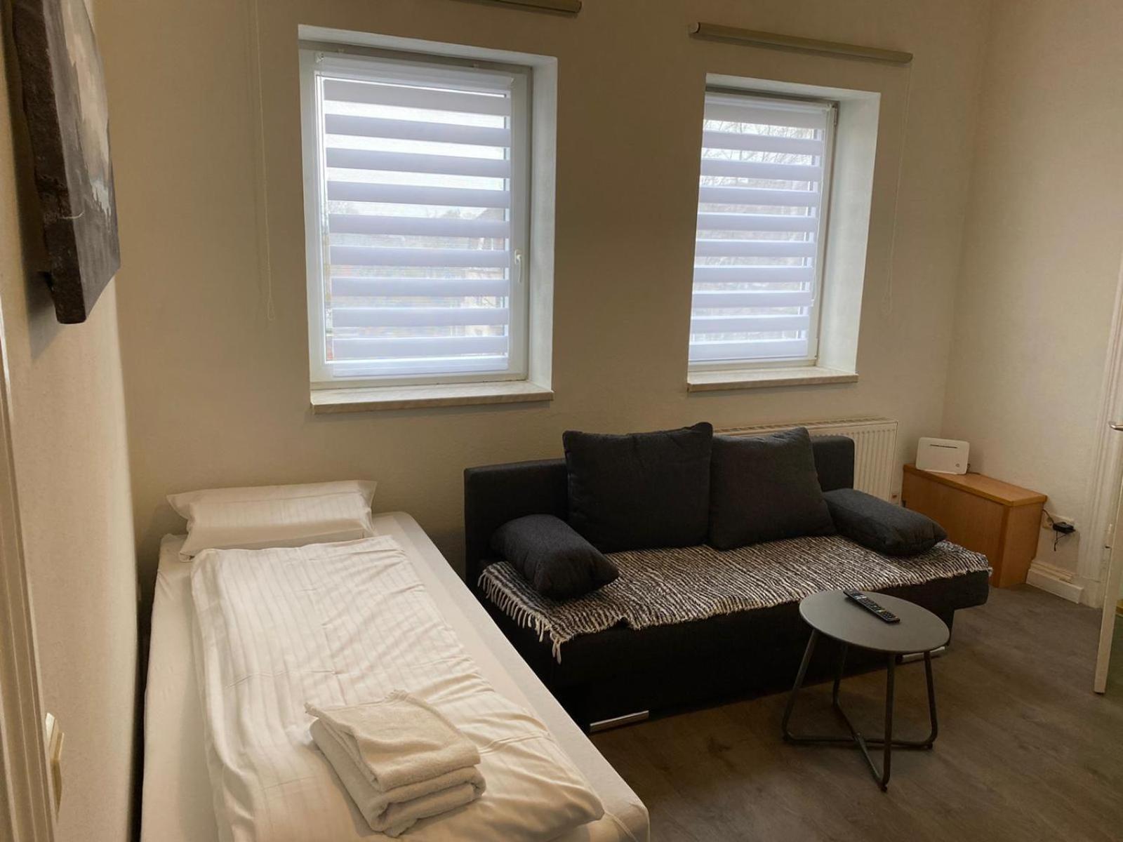 Modernes Apartment Mit 2 Schlafzimmern Und Privatparkplatz Nahe Innenstadt Neumünster Eksteriør billede