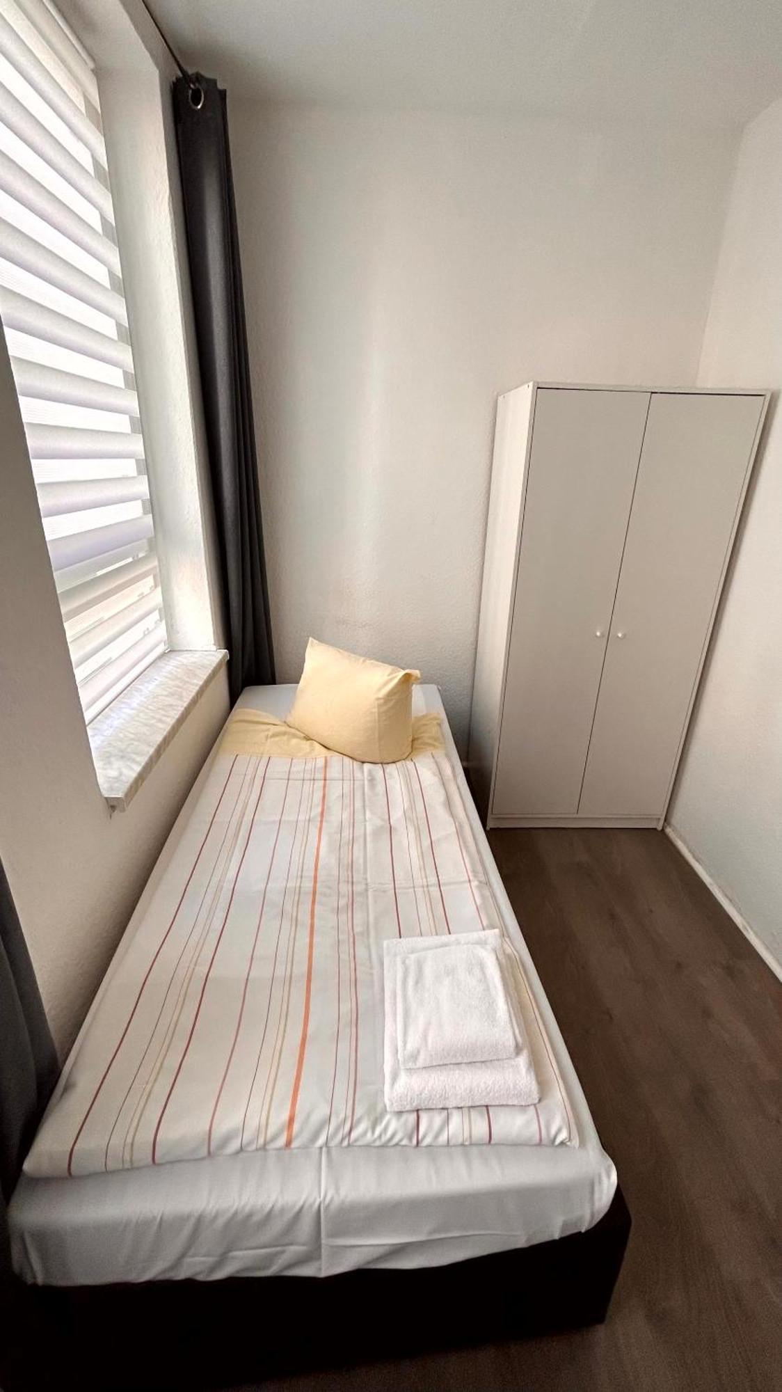 Modernes Apartment Mit 2 Schlafzimmern Und Privatparkplatz Nahe Innenstadt Neumünster Eksteriør billede