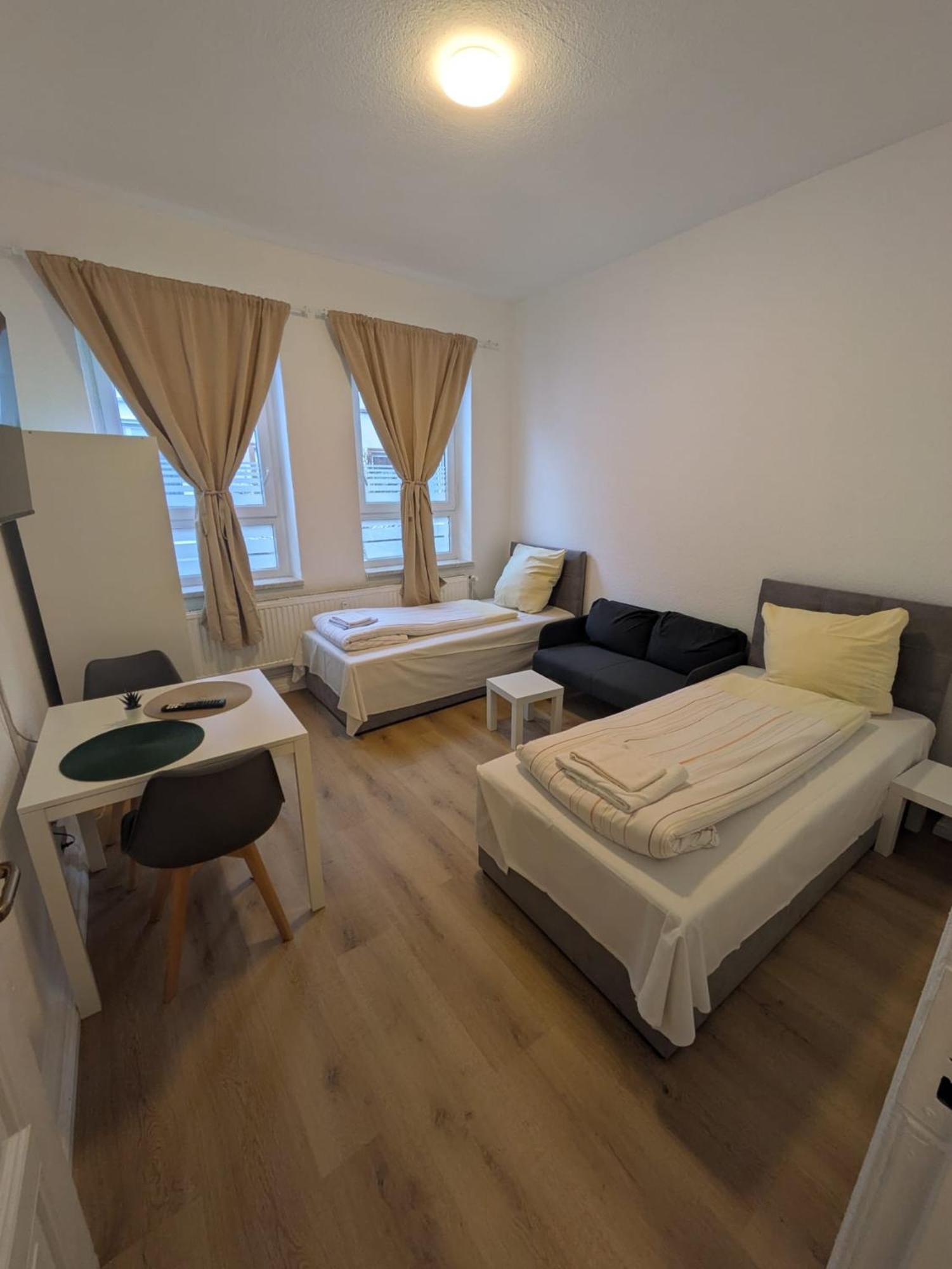 Modernes Apartment Mit 2 Schlafzimmern Und Privatparkplatz Nahe Innenstadt Neumünster Eksteriør billede