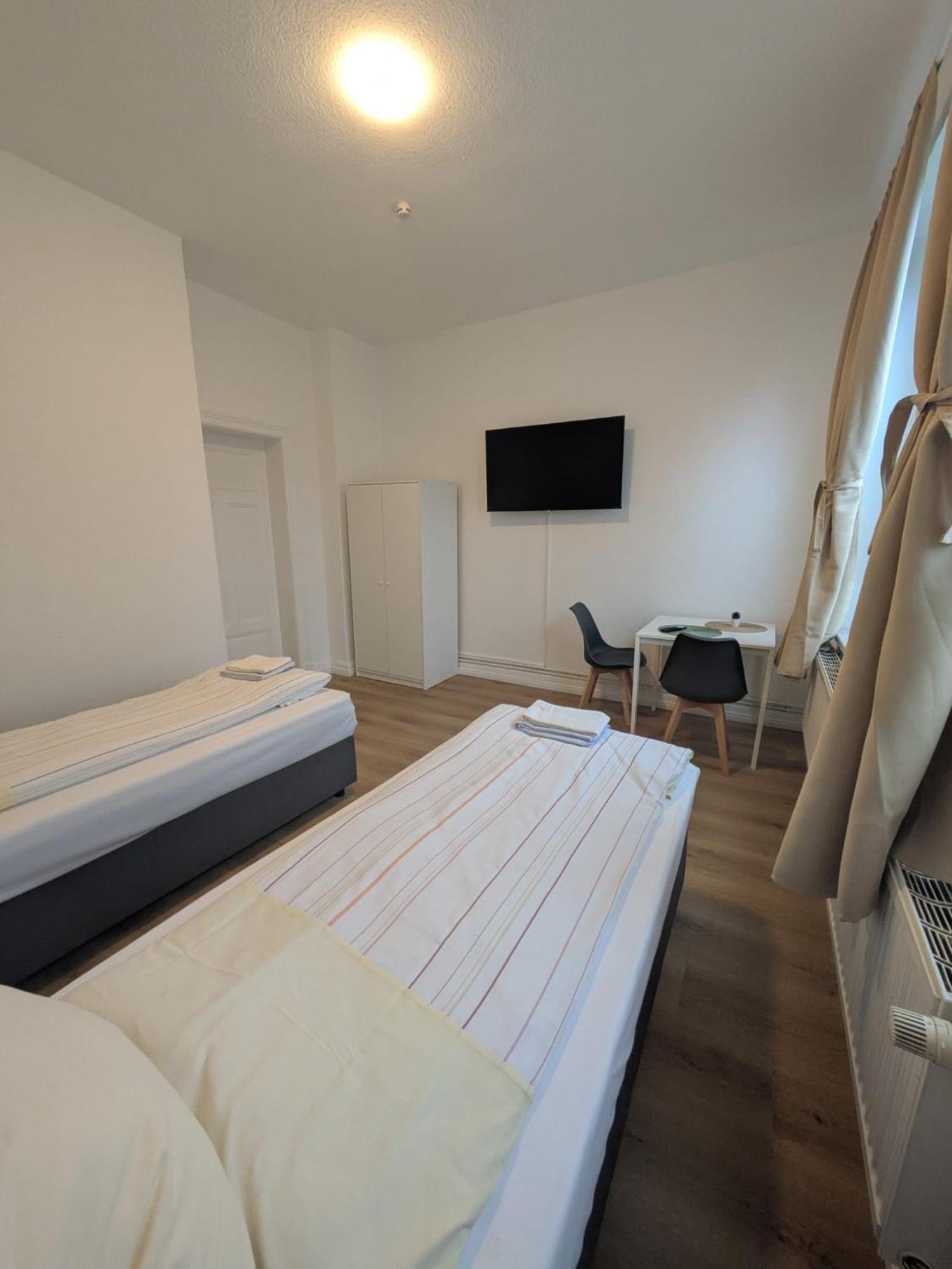 Modernes Apartment Mit 2 Schlafzimmern Und Privatparkplatz Nahe Innenstadt Neumünster Eksteriør billede