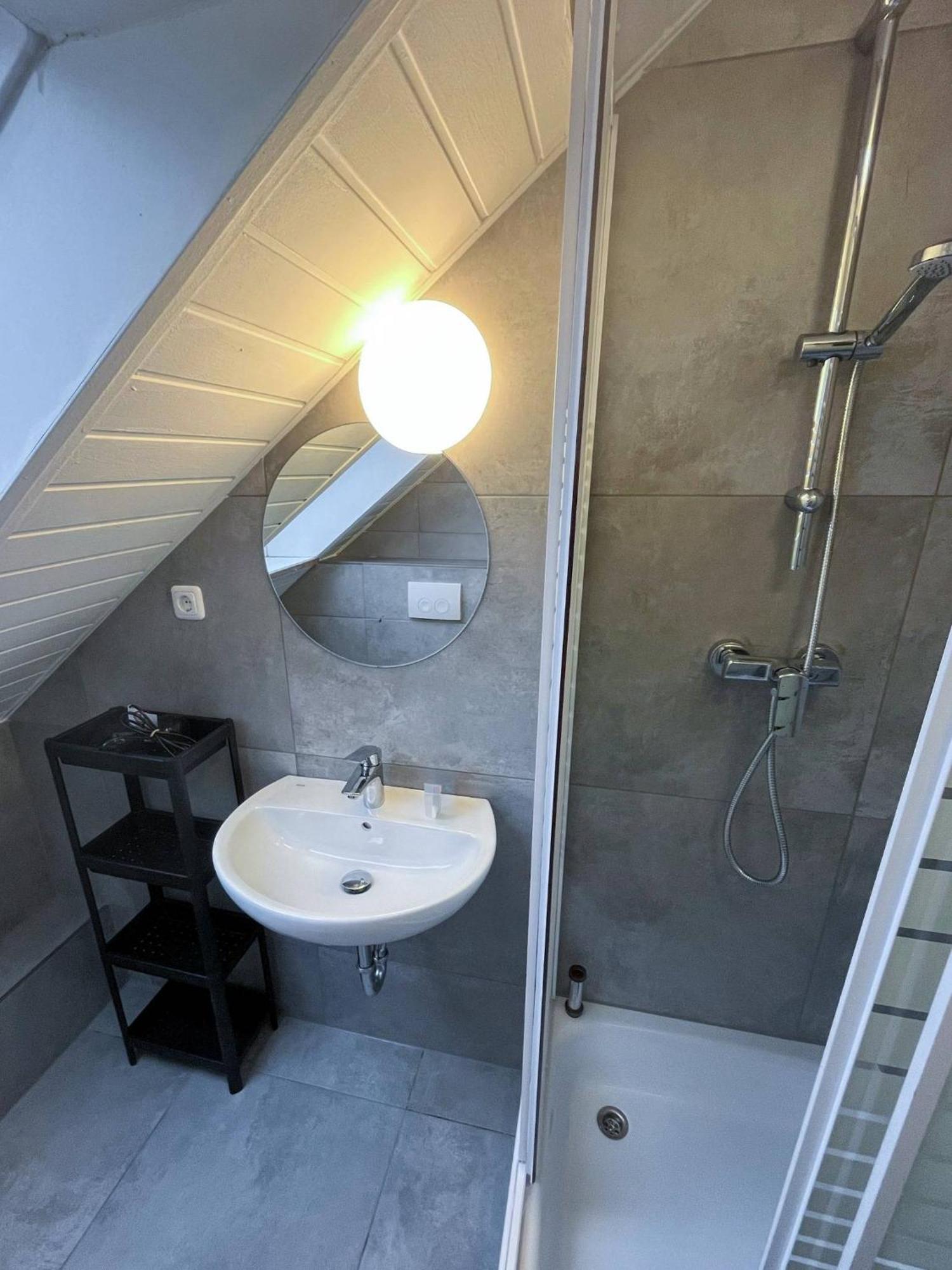 Modernes Apartment Mit 2 Schlafzimmern Und Privatparkplatz Nahe Innenstadt Neumünster Eksteriør billede