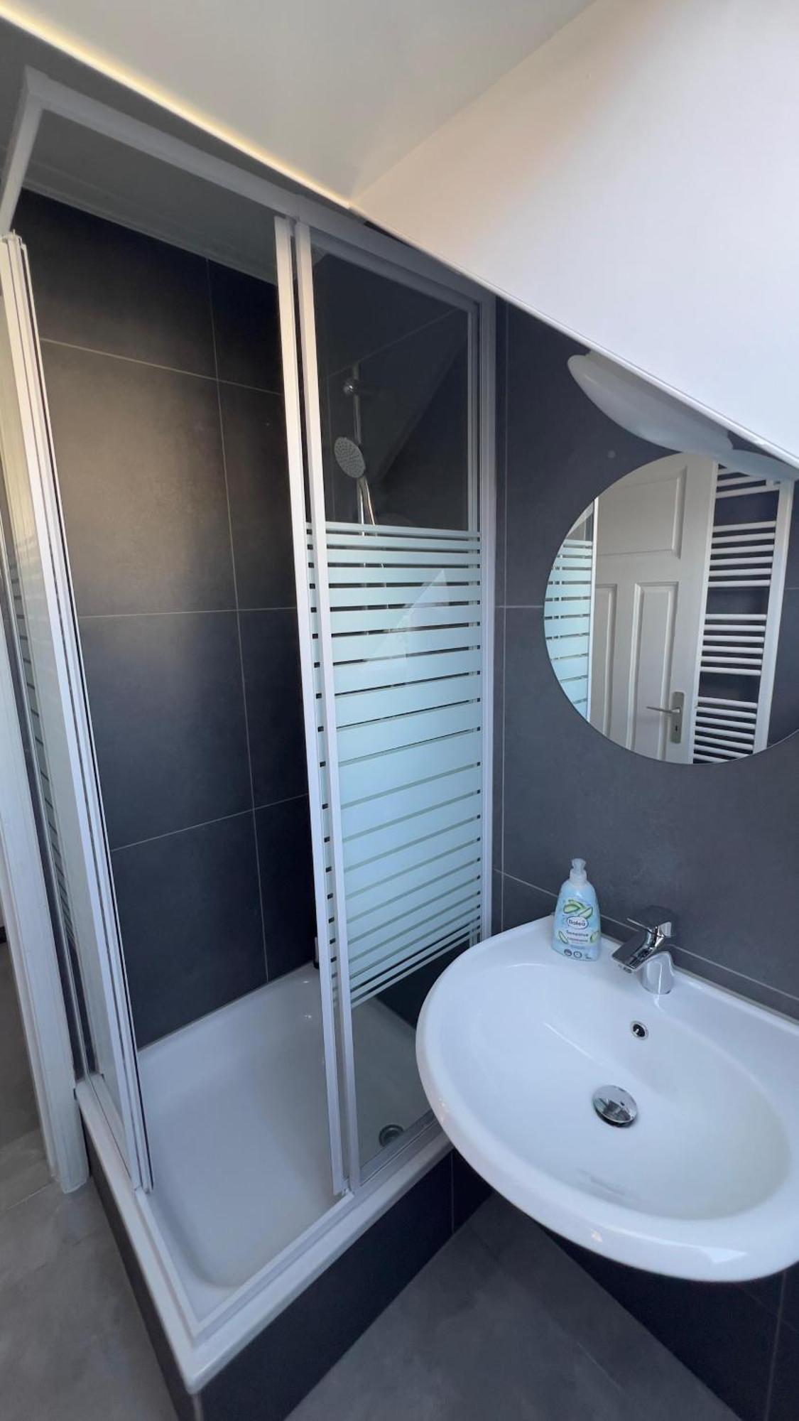 Modernes Apartment Mit 2 Schlafzimmern Und Privatparkplatz Nahe Innenstadt Neumünster Eksteriør billede
