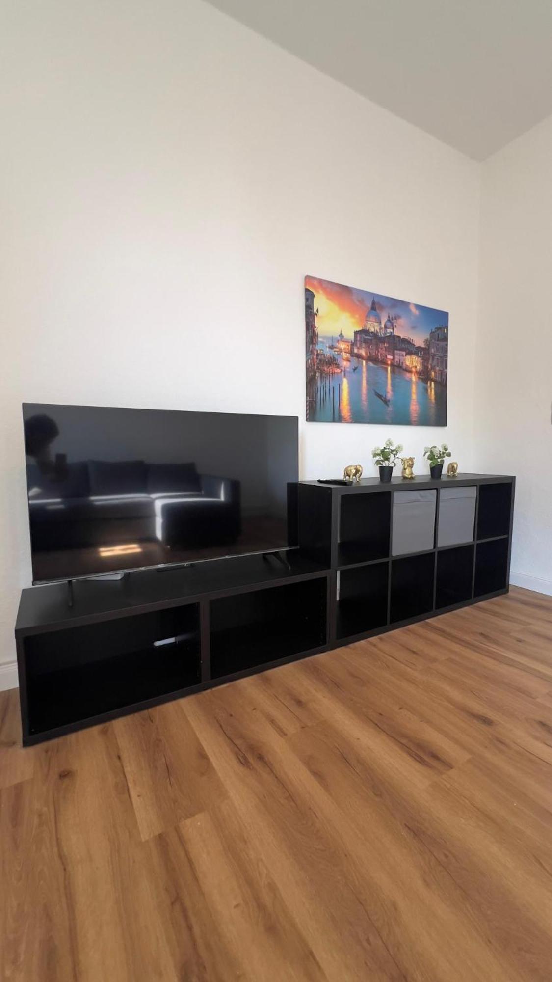 Modernes Apartment Mit 2 Schlafzimmern Und Privatparkplatz Nahe Innenstadt Neumünster Eksteriør billede