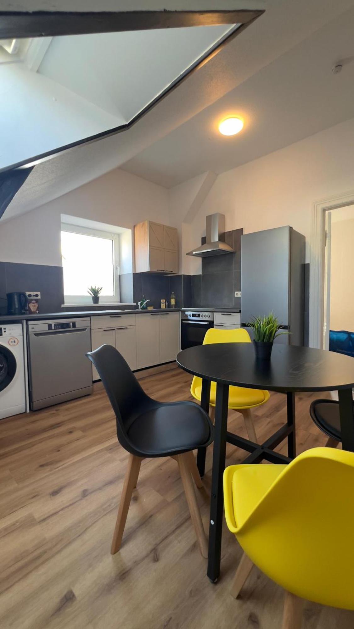 Modernes Apartment Mit 2 Schlafzimmern Und Privatparkplatz Nahe Innenstadt Neumünster Eksteriør billede