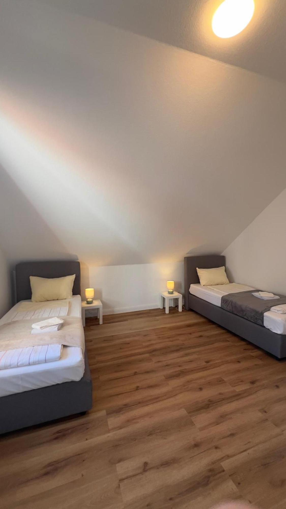 Modernes Apartment Mit 2 Schlafzimmern Und Privatparkplatz Nahe Innenstadt Neumünster Eksteriør billede