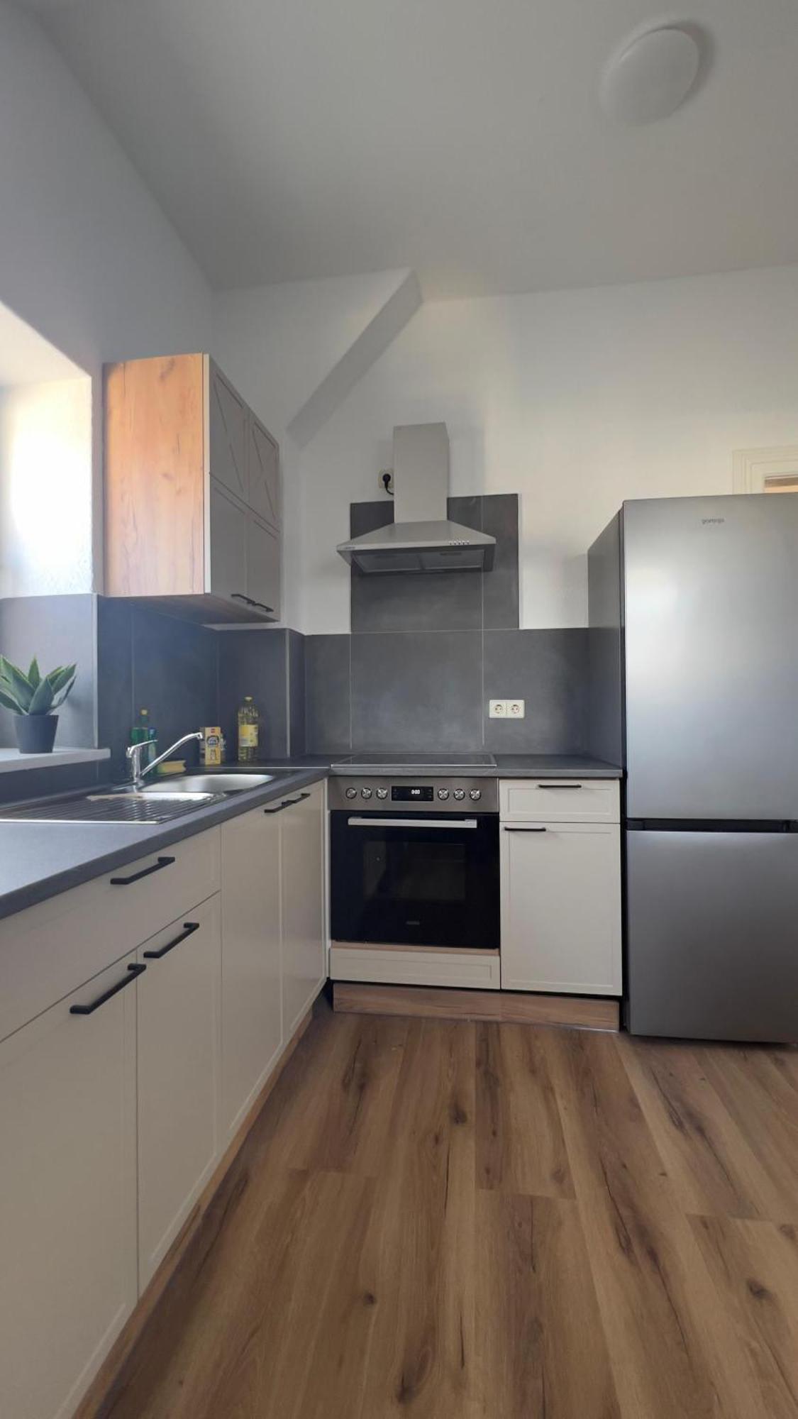 Modernes Apartment Mit 2 Schlafzimmern Und Privatparkplatz Nahe Innenstadt Neumünster Eksteriør billede