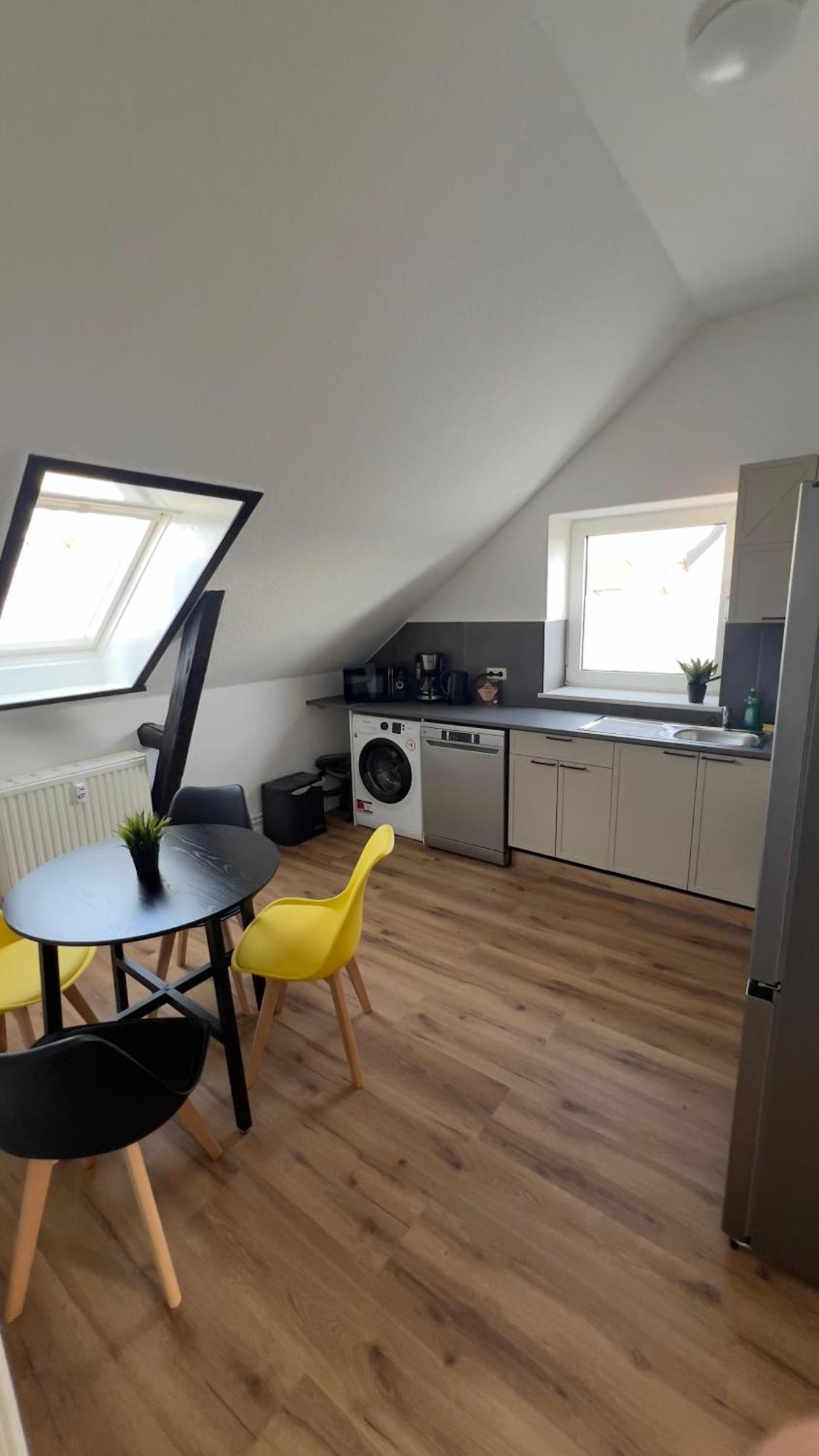 Modernes Apartment Mit 2 Schlafzimmern Und Privatparkplatz Nahe Innenstadt Neumünster Eksteriør billede